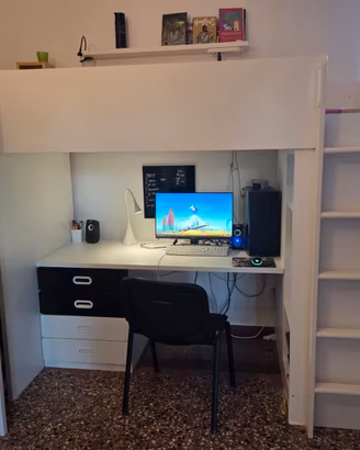 Letto a soppalco con scaffale e scrivania di Ikea