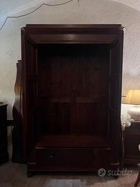 Armadio di legno di noce