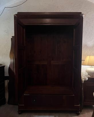 Armadio di legno di noce