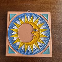 Mattonella decorativa in ceramica – Sole e Luna –