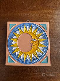 Mattonella decorativa in ceramica – Sole e Luna –