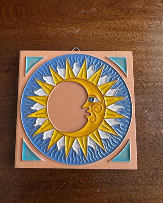 Mattonella decorativa in ceramica – Sole e Luna –