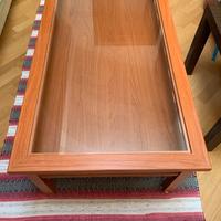 Tavolino di legno con superficie in vetro