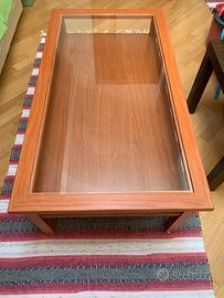 Tavolino di legno con superficie in vetro