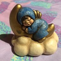 Statua Thun Bambino sulla Luna e Nuvola