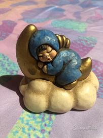 Statua Thun Bambino sulla Luna e Nuvola