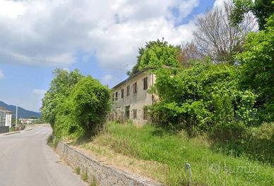 Immobile in asta di 312275 m² con più di 5 locali 