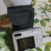 Macchina fotografica polaroid con custodia 