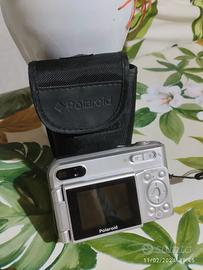 Macchina fotografica polaroid con custodia 