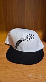 Cappello bianco con visiera