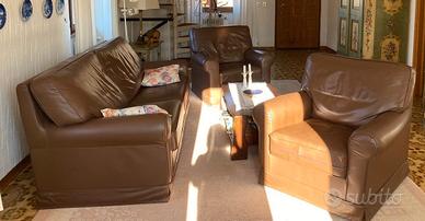 Divano 2 posti + 2 poltrone + 1 tavolino