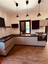 Cucina con elettrodomestici