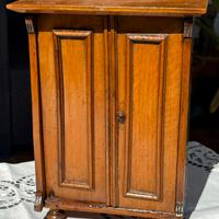 Antico modellino di armadio