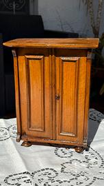 Antico modellino di armadio