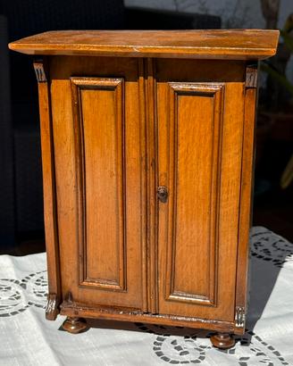 Antico modellino di armadio