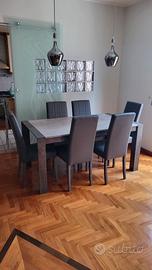 tavolo grigio antracite con sedie o senza. 