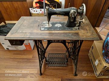 Macchina da cucire Vittoria completa di mobile