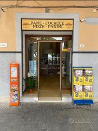 Locale a Lerici accanto alla fermata