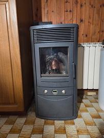 Stufa a pellet 6,5 kW in ghisa. Vista e piaciuta