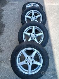 4 cerchioni con gomme invernali Nokian 215/65 R16