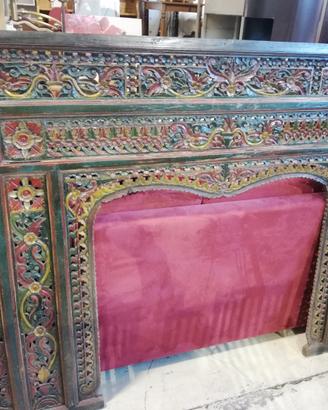 Caminiera in legno intagliata e decorata a mano