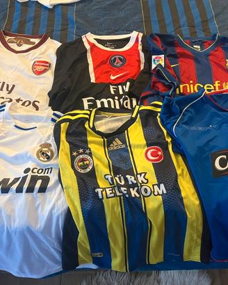 Maglie calcio di squadre varie.