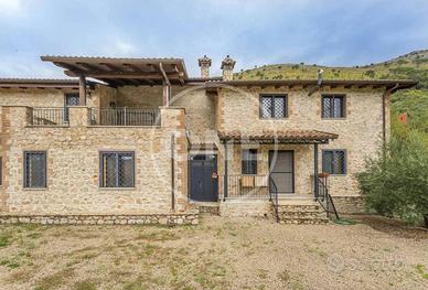 Villa di 260 m² con 4 locali a Sonnino