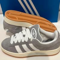 Le classiche scarpe da ginnastica Adidas EU42