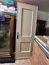 Porta in colore bianco latte completa di profili