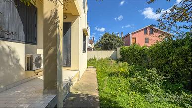 Villa con giardino e garage