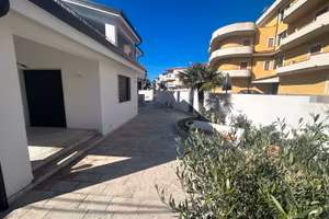 Villa con giardino vicino al mare