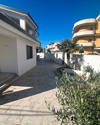 Villa con giardino vicino al mare