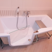 Vasca da bagno con apertura laterale