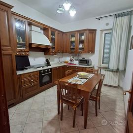 Cucina in legno completa con elettrodomestici