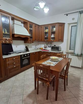 Cucina in legno completa con elettrodomestici