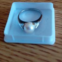 Anello con perla bianca