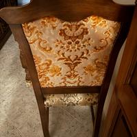 Sedie di legno ricoperte in ricamo vellutato