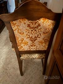 Sedie di legno ricoperte in ricamo vellutato