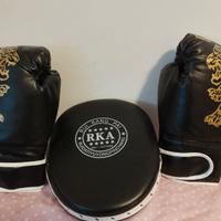 Guanti e casco per arti