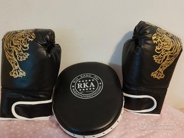 Guanti e casco per arti