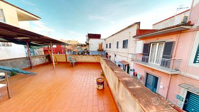 Soluzione indipendente con terrazzo e posti auto