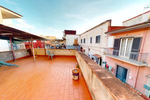 Soluzione indipendente con terrazzo e posti auto