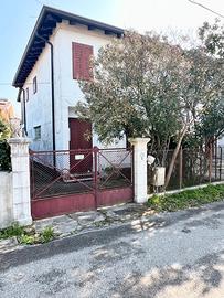 Particolare e graziosa casa accostata con giardino