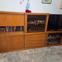 Mobile in noce da soggiorno con tavolo e 4 sedie.