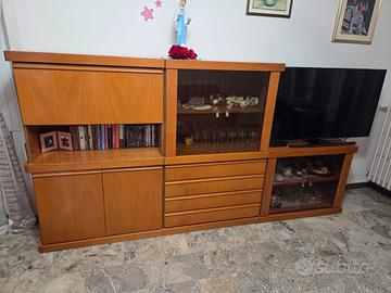 Mobile in noce da soggiorno con tavolo e 4 sedie.