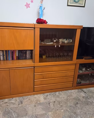 Mobile in noce da soggiorno con tavolo e 4 sedie.