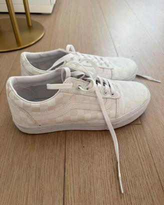 Vans bianchi con laci