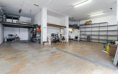 NEGOZIO TRE VETRINE SU STRADA