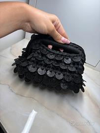 Borsa clutch nera con paillettes nere glitterate.