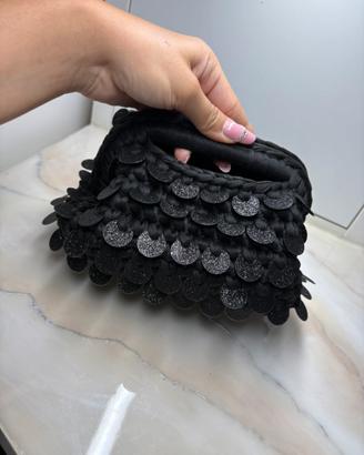 Borsa clutch nera con paillettes nere glitterate.